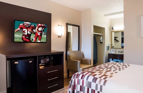 Tupelo Hotel | Ideal for Budget Travelers| Parking, Breakfast | 2.2 miles to Cadence Arena!