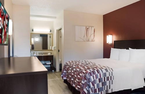 Tupelo Hotel | Ideal for Budget Travelers| Parking, Breakfast | 2.2 miles to Cadence Arena!