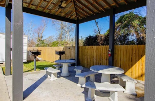 Sulphur Apartment | Ideal for Couples: Cozy Queen Bed + Kitchenette | Non-Smoking