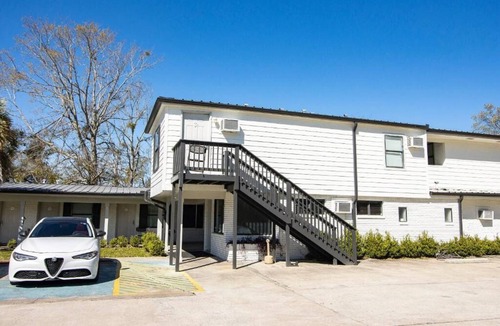 Sulphur Apartment | Ideal for Couples: Cozy Queen Bed + Kitchenette | Non-Smoking