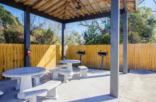 Sulphur Apartment | Ideal for Couples: Cozy Queen Bed + Kitchenette | Non-Smoking