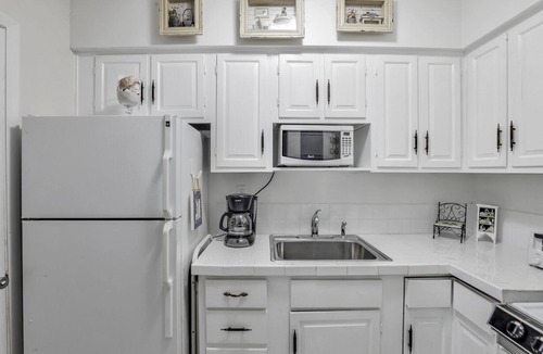 Marco Island Condo | Idyllic condo w/brief walk to beach & restaurants