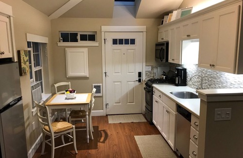 River Terrace Cottage | Immaculate Downtown Cottage Retreat- EV charger. Walk downtown in 4 minutes