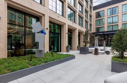 Fort Worth Cultural District Hotel | Immerse in Culture at Stylish Room Near Local Landmarks