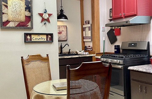 Historic Downtown Apalachicola Apartment | In the Heart of Apalachicola~Walk Everywhere!~Pet Friendly Studio Apartment