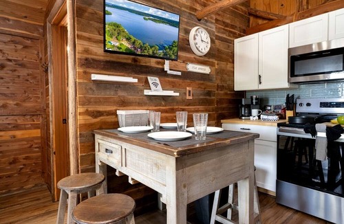 Hemphill Cabin | Incredible Lakefront Cabin for a Wonderful Family Adventure in Nature in Hemphill, Texas