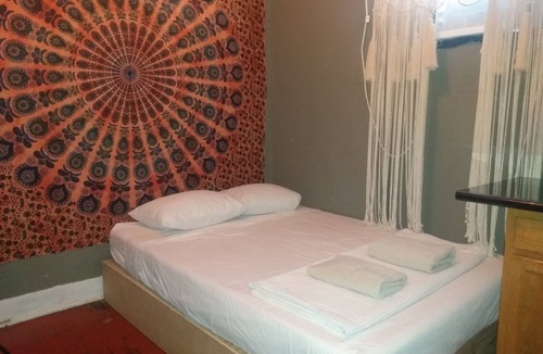 Mid-City Hostel | India House Backpackers Hostel