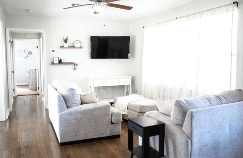 Ada House | Indie vibe fire pit 3 BR minutes to ECU