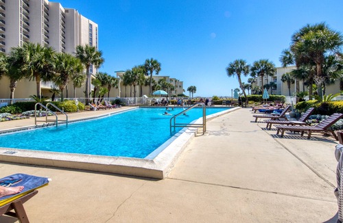 Destin Condo | Inviting Condo w/Shared Pool, Sun Deck, and Short 2-Min Walk to the Beach