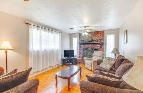 Vicksburg House | Inviting Vicksburg Home w/Patio + Charcoal Grill!