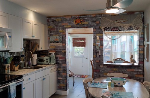 Ormond Ocean Gard House | Island life, tiki deck, short walk to beach and parks, close to shopping