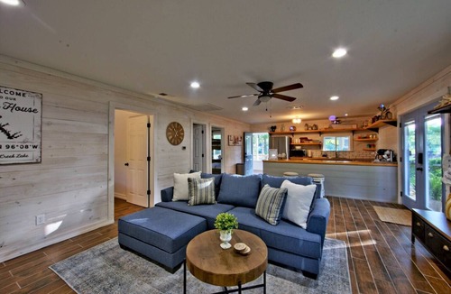 Gun Barrel City House | Island Park Cottage- Cozy 2-bedroom home on the Lake