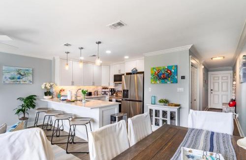 Holiday Isle Apartment | Island Retreat Walk to Beaches & Harbor