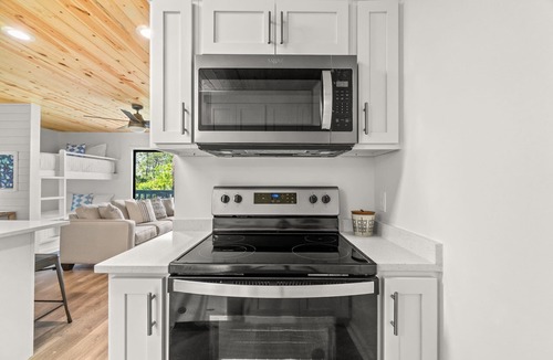 Sunnyside Condo | Islandia 319 Waterfront with Boat Ramp, Pool, and Fishing Dock