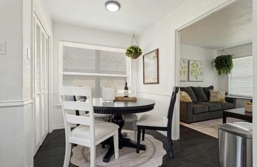 Richardson House | Italian Cottage 2B 1B Duplex KING Pet Friendly