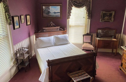 Bonham Bed & Breakfast | James Butler Bonham Suite Quiet Bonham Stay