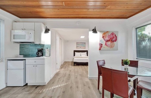 Sailboat Bend Apartment | Jasmine Tropical Oasis Studio with Pool