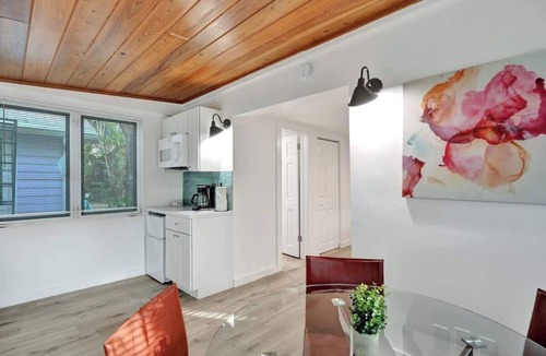 Sailboat Bend Apartment | Jasmine Tropical Oasis Studio with Pool