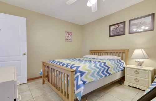 Summer Breeze Condo | 🏖️June and July DEEP Discounts! Beautiful West end condo! *Free Activites!*🏖️
