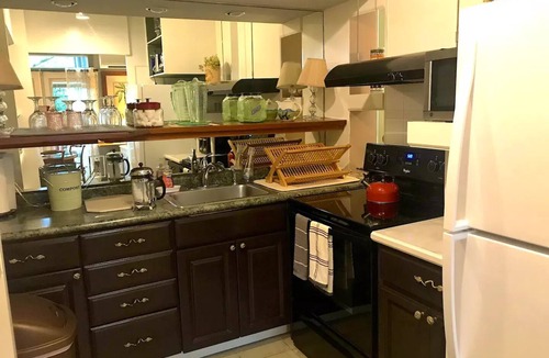 Carrabelle House | Jungalow Retreat in a Magic Garden-by-the-Sea; 3-min walk to Private Beach