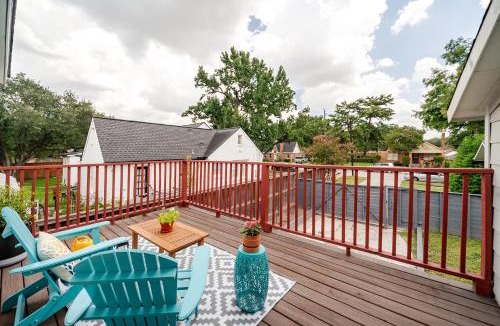 Northside House | Juniper Cottage 2BR Guesthouse with Balcony Near Downtown Houston