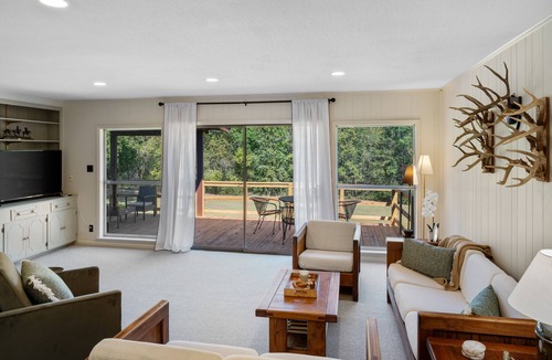 Hattiesburg House | K K’s Hideaway—pond/pool table