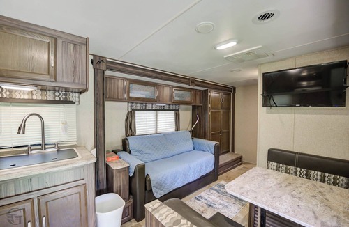 East Point RV Rental | Kamp Bisteneau camperon lake with Boat launch