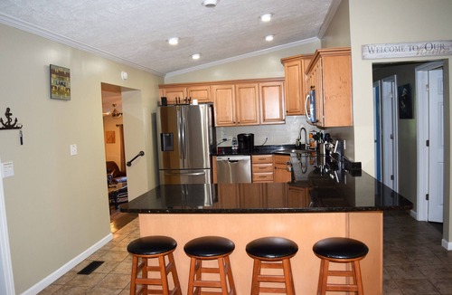 Guntersville House | Keepin' It Reel: Waterfront, 2-Slip Boathouse, EV, Tankless, Park 5 Boats