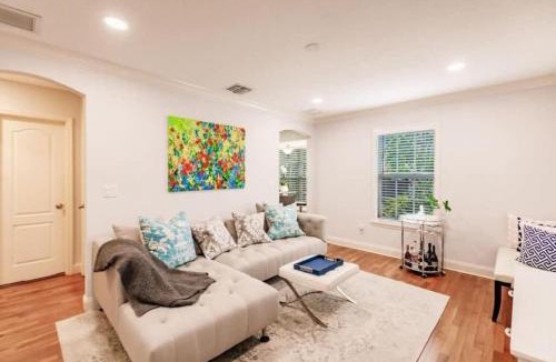 Sunshine Park House | Key Lime Cottage - Bask Poolside in a Historic Flamingo Park Gem