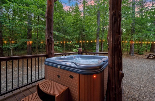Broken Bow Cabin | Kickapoo Pines is a large, luxurious 4 bedroom, 3 ½ bath cabin near Beavers Bend State Park, Broken Bow Lake, and all the fun activities in the Hochatown area.