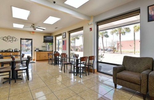 Lake Park Apartment | King Bed| Accessible