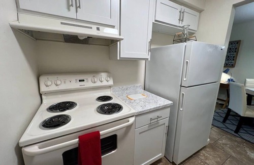 Mid City South Apartment | King bed first floor Mid City with Parking