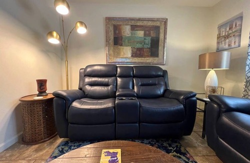 Mid City South Apartment | King bed first floor Mid City with Parking
