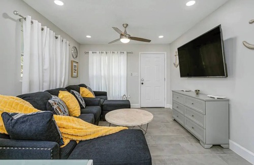 Titusville House | King Bed. Great Parking. Message with Questions.