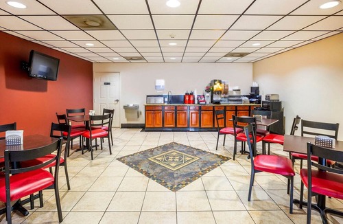 Port Allen Apartment | King Bed | Non-Smoking