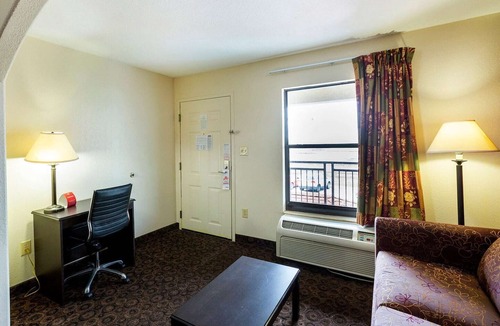 Port Allen Apartment | King Bed | Non-Smoking