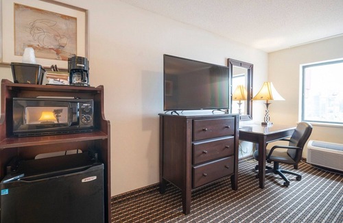 Greater Greenspoint Apartment | King Bed Non-Smoking