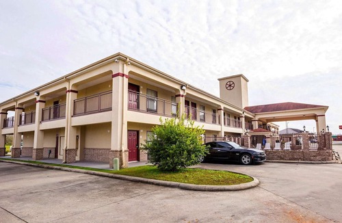Port Allen Apartment | King Bed | Port Allen LA