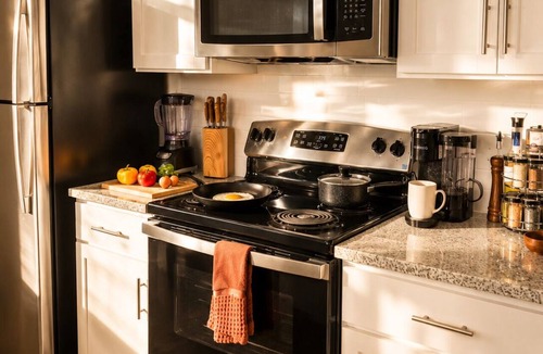 Northside Apartment | King Bed + Saltwater Pool, 8 Min to Airport