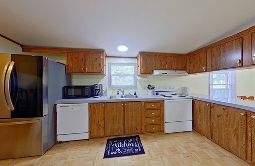 Texarkana House | King Bed - Shop - Patios - Fenced Yard