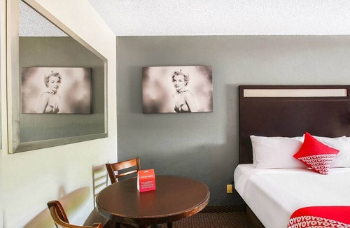 Texarkana Apartment | King Bed Smoking Walkin