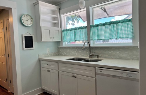 Gulfport Cottage | King Bed/Walk to the Beach/Hammock/Family summer Fun