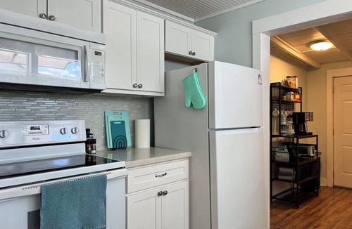 Gulfport Cottage | King Bed/Walk to the Beach/Hammock/Family summer Fun