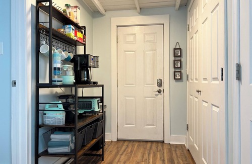 Gulfport Cottage | King Bed/Walk to the Beach/Hammock/Family summer Fun