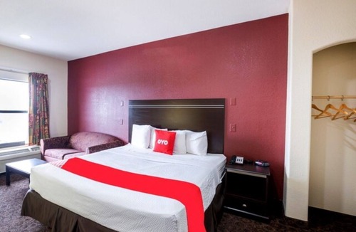 Port Allen Hotel | King Room Sanctuary | Quiet, Comfortable Stay Near LSU and Great Dining Options