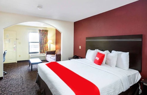 Port Allen Hotel | King Room Sanctuary | Quiet, Comfortable Stay Near LSU and Great Dining Options
