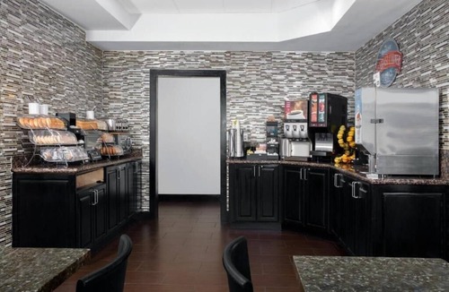 Doral Apartment | King Room Near Doral Park Centre MIA