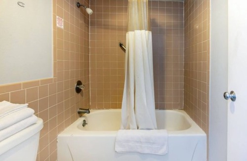 Jennings Hotel | King Size Comfort, Budget Price! Near Museums, Oil Park, Fast Check-in/Check-out