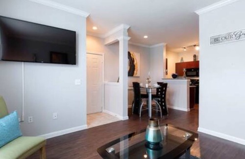 College Park Apartment | King Sized Bed w Pool and FREE PARKING in The Woodlands
