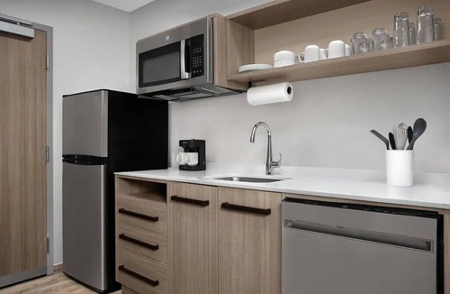Weston Hotel | King Studio | BBQ, Outdoor Pool | 1.8 mi to Weston Town Center Shops + Breakfast